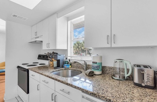 Sarasota Apartment | Beach Escape 2BR on Lido Key w/Free Parking and steps to St Armands Circle