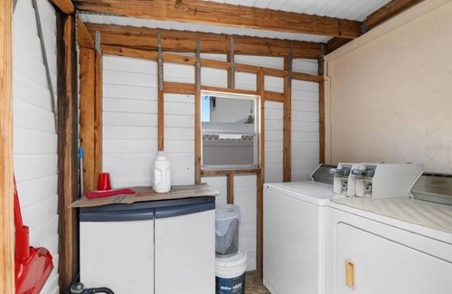 Sarasota Apartment | Beach Escape 2BR on Lido Key w/Free Parking and steps to St Armands Circle