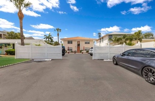 Sarasota Apartment | Beach Escape 2BR on Lido Key w/Free Parking and steps to St Armands Circle