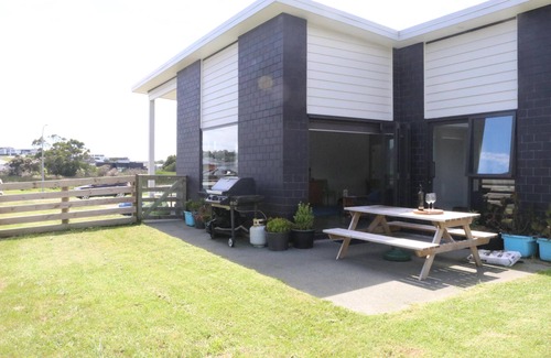 Mangawhai Heads House | Beach Escape - Mangawhai - Modern, sunny fenced home in quiet cul-de-sac with fenced back yard