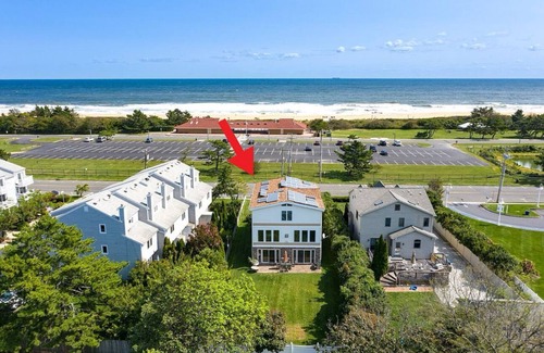 Long Branch House | Beach front. 3,800 sq ft, modern, and bright.