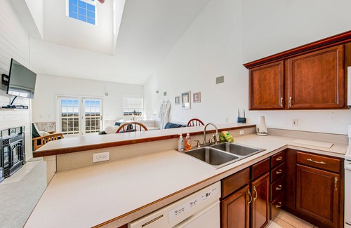 Ocean Shores Condo | Beach front & ocean view condo with balcony, fireplace