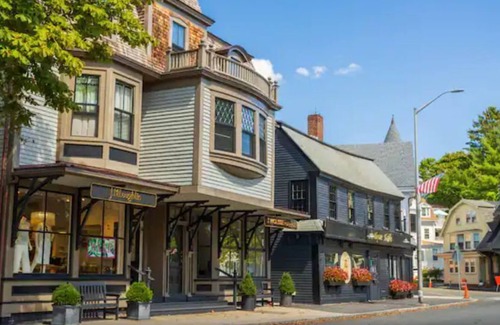 Manchester-by-the-Sea Apartment | Beach Getaway in Manchester-by-the-Sea Walk to Village, Train + Singing Beach!