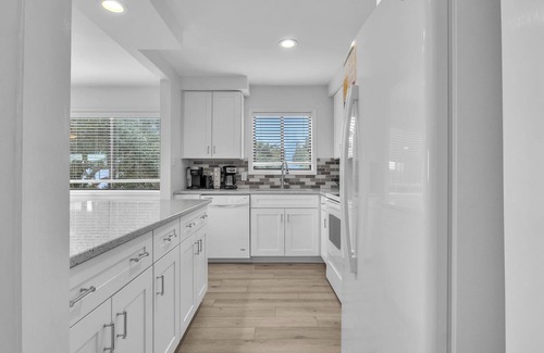 Caswell Beach Condo | Beach Getaway Among the Oaks: Community Pools, Short Walk to Beach Access