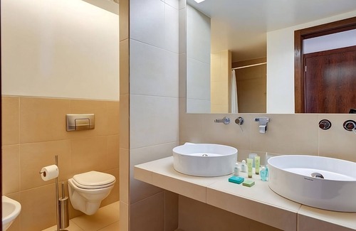 Salgados House | Beach Getaway in Salgados! Full Kitchen, Private Pool and Terrace, Pet-friendly!