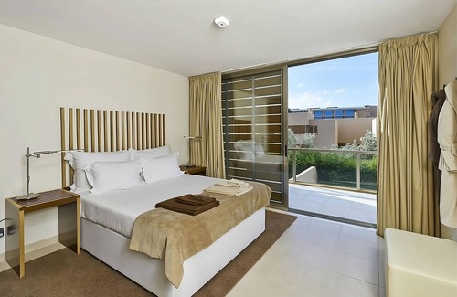 Salgados House | Beach Getaway in Salgados! Full Kitchen, Private Pool and Terrace, Pet-friendly!