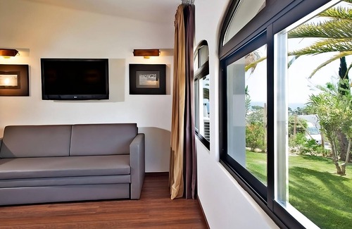 Albufeira Hotel | Beach Getaway! Outdoor Swimming Pool, Free Parking, Minutes' to Arrifes Beach!