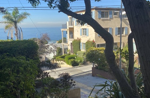 Gas Lamp Section Apartment | Beach Home 3 blocks to the white sand.please no children under the age of 7.