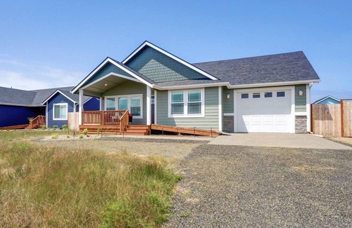 Ocean Shores House | Beach, Hot Tub, Sand Court, Game Room and More!