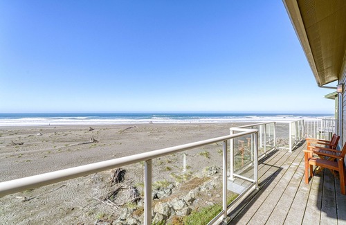 Gold Beach House | Beach House 101 | Oceanfront Beach House W/Spa and Arcade