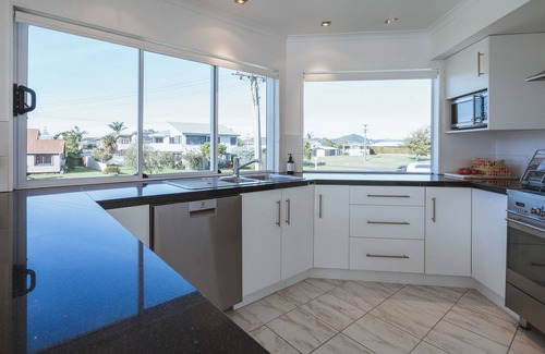 Whangamata House | BEACH HOUSE Whangamatā (MAX) BeachHouse incl Apartment - Waterviews