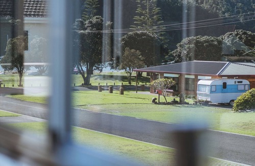 Whangamata House | BEACH HOUSE Whangamatā (MAX) BeachHouse incl Apartment - Waterviews