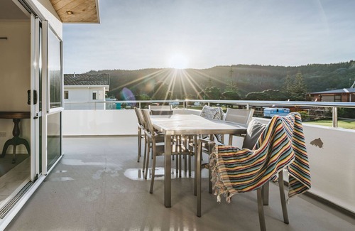 Whangamata House | BEACH HOUSE Whangamatā (MAX) BeachHouse incl Apartment - Waterviews