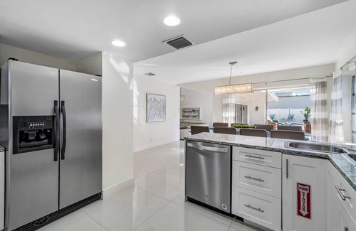 Singer Island House | Beach Lux Heated Pool, Infinity Spa, Cabana, Golden Tee Arcade Walk to Beach