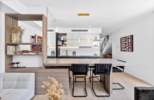 Ocean Grove Apartment | Beach Luxury On The Park- Fireplace, Aircon, Parking, 2 bedroom, 3 bathrooms Sleeping 6