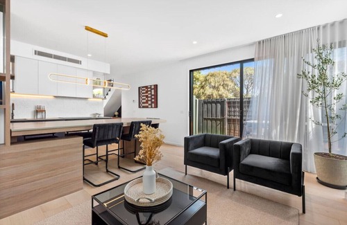 Ocean Grove Apartment | Beach Luxury On The Park- Fireplace, Aircon, Parking, 2 bedroom, 3 bathrooms Sleeping 6