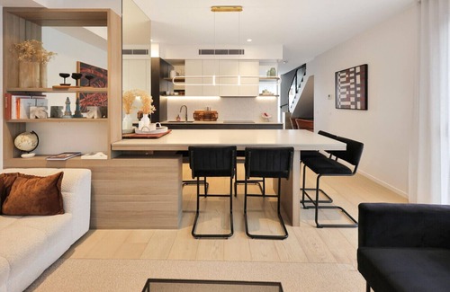 Ocean Grove Apartment | Beach Luxury On The Park- Fireplace, Aircon, Parking, 2 bedroom, 3 bathrooms Sleeping 6