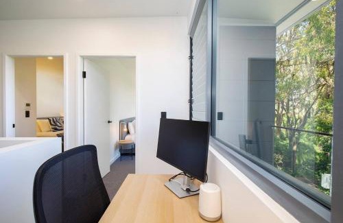 Merewether House | Beach Meets Bush at Expansive Treetop Oasis