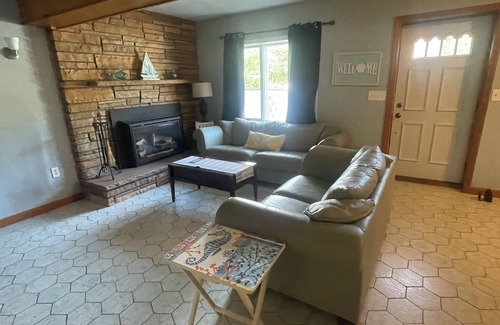 Plymouth House | 😎BEACH 🏖PARADISE 😎 2 minute walk to Private Pet Friendly Beach. Leashes require