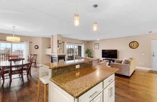 New Buffalo Condo | Beach - Pool - Gym - Walk to Shops & Restaurants | Heart of New Buffalo