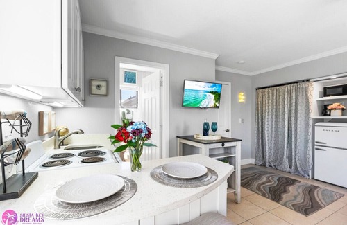 Siesta Key Village Ski Chalet | Beach Rd, 300ft to Beach Access & 500ft to Siesta Key Village, Studio