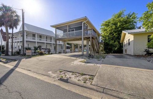 Cedar Key House | Beach Shack: Central location, recent renovation