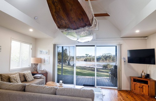 Berrara Ski Chalet | Beach Shack on the Lagoon