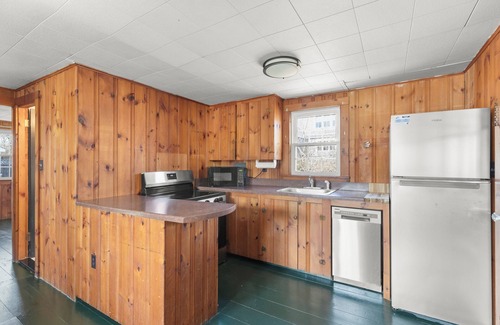 Dennis Port Cottage | Beach sticker with week long bookings!