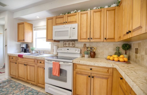 Sarasota Cottage | Beach-Themed Cozy Cottage Close to Downtown, Beaches, Pinecraft & Legacy Trail!