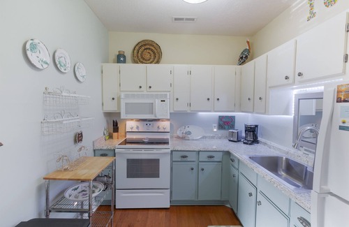 Isle of Palms Condo | Beach Vibes #204 Beautiful 1 Bed + Sleeper, Pool