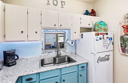 Isle of Palms Condo | Beach Vibes #204 Beautiful 1 Bed + Sleeper, Pool