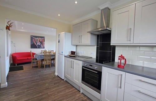 Aisgernis Cottage | BEACH VIEW COTTAGE, pet friendly in Daliburgh, Isle Of South Uist