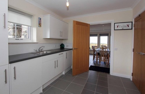 Aisgernis Cottage | BEACH VIEW COTTAGE, pet friendly in Daliburgh, Isle Of South Uist
