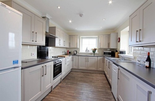 Aisgernis Cottage | BEACH VIEW COTTAGE, pet friendly in Daliburgh, Isle Of South Uist