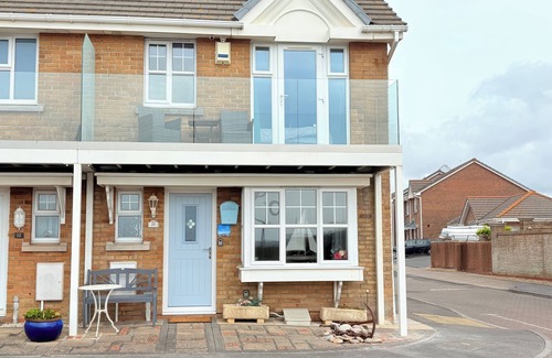 Wyke Regis Cottage | BEACH VIEW HOUSE, family friendly, with a garden in Wyke Regis