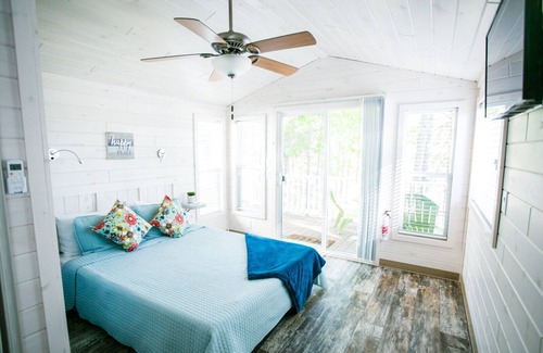 Steele Creek Cabin | Beach View Studio Cabin with Porch #12