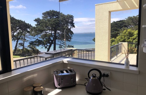Cowes House | Beach Views, Amazing Location, Huge House - Fun for all the family