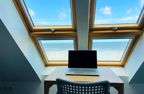 Plouescat House | Beach villa in Plouescat, superb sea view, feet in the water