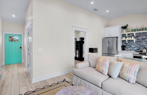 Holmes Beach Villa | Beach Villa! Pool, Porch, and 2-Min Walk to Beach!