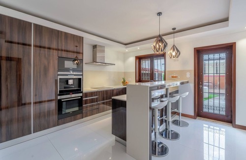 Vila Cha House | Beach Villa with Jacuzzi and Garage by HostWise