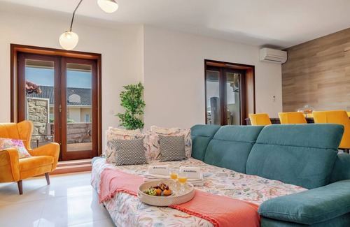 Vila Cha House | Beach Villa with Jacuzzi and Garage by HostWise