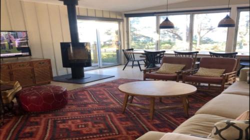 Pearl Beach House | Beach Vista - A Designer Delight Oposite The Beach