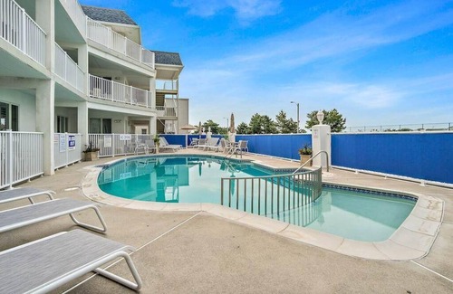 Avalon Condo | BEACHBLOCK LOCATION! Merrimac Resort condominium with newly renovated bathroom