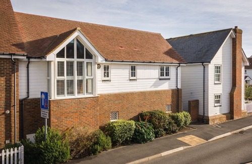 Camber Cottage | Beachcomber - an apartment that sleeps 4 guests in 2 bedrooms