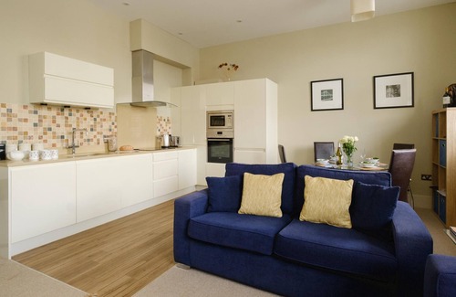Aldeburgh Apartment | Beachcomber - sleeps 4 guests in 2 bedrooms