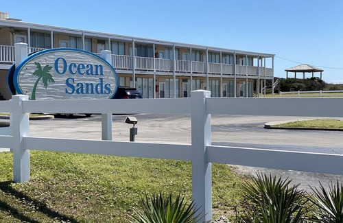 Atlantic Beach Apartment | Beachfront 1st Floor Condo Pool Private Beach Pet-Friendly