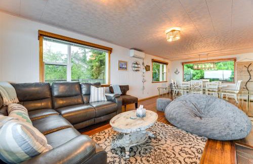 Anderson Island House | Beachfront Anderson Island Escape Rainier Views!