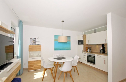 Lobbe Apartment | Beachfront apartment with terrace, use of swimming pool and sauna - Rex Rugia apartment 10-2