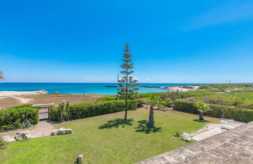 Torre Specchia Ruggeri House | Beachfront apartment overlooking the sea of Torre Specchia