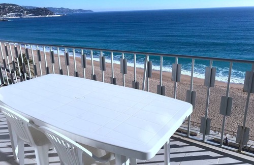 Blanes Apartment | Beachfront apartment with dream sea-views